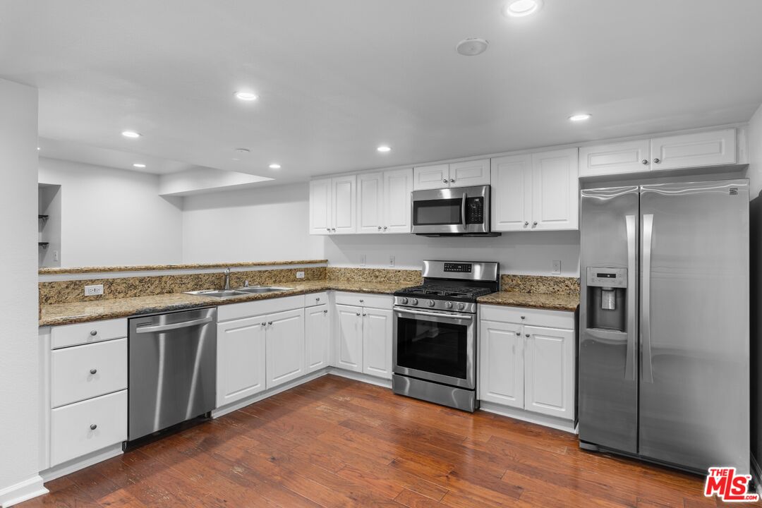 5009 Woodman Ave Unit: 310