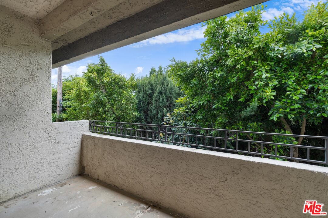 5009 Woodman Ave Unit: 310