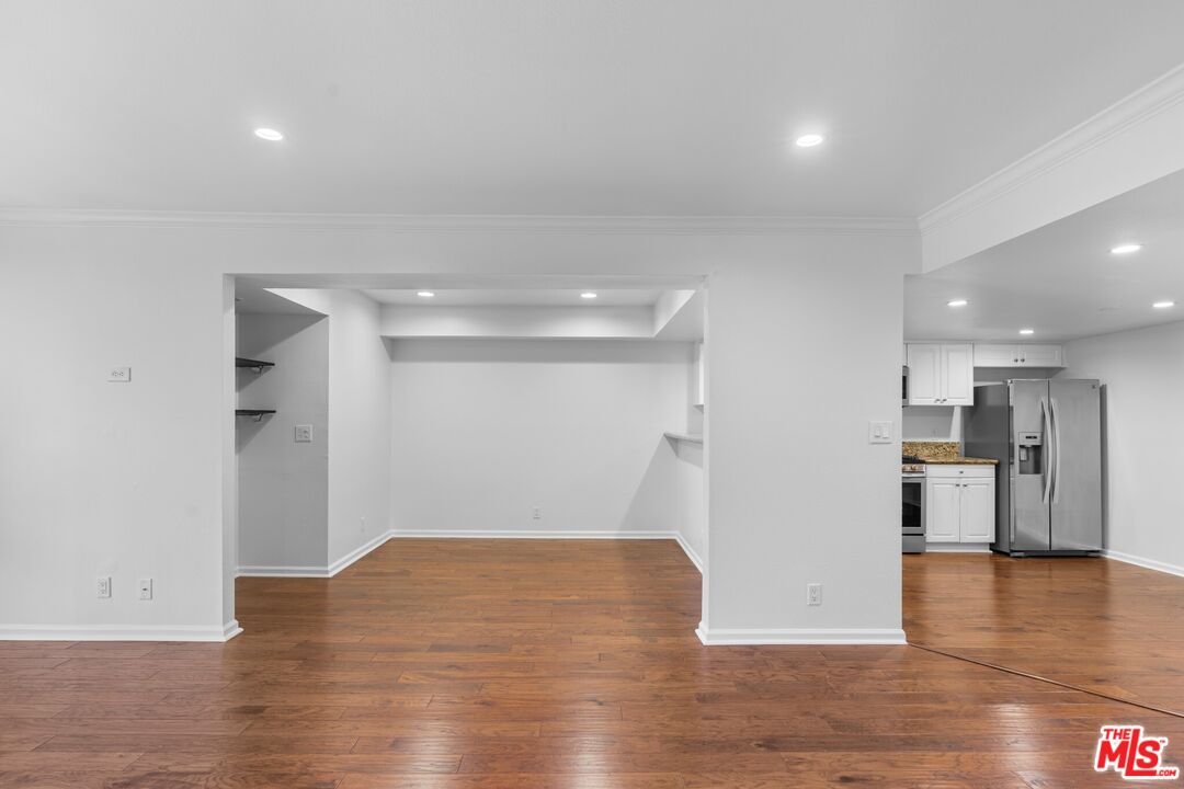 5009 Woodman Ave Unit: 310