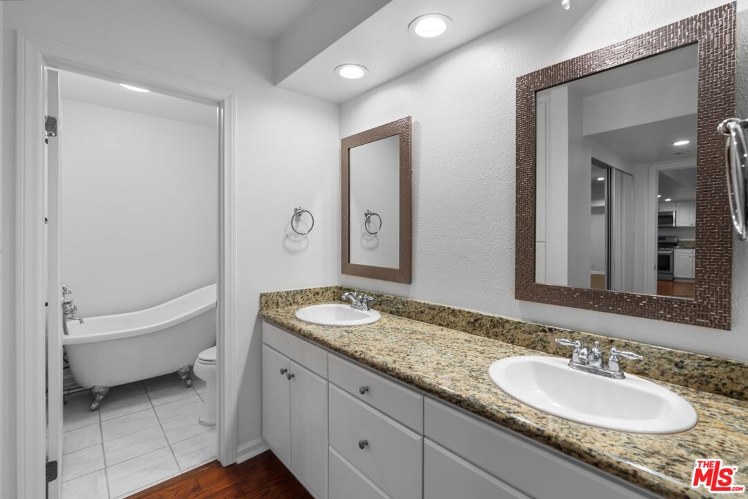 5009 Woodman Ave Unit: 310