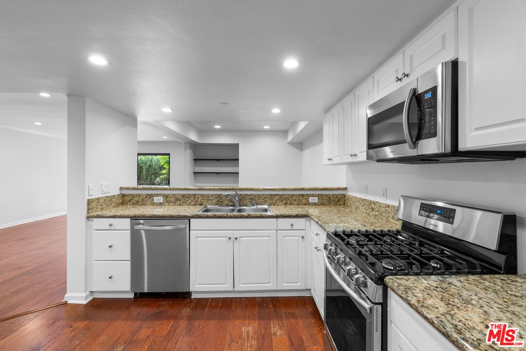 5009 Woodman Ave Unit: 310