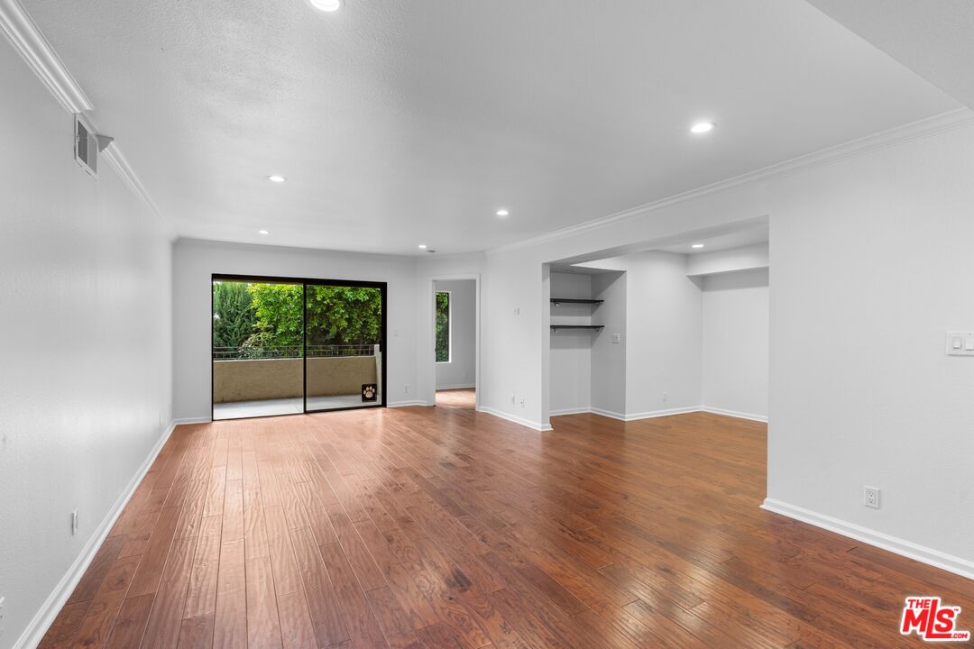 5009 Woodman Ave Unit: 310