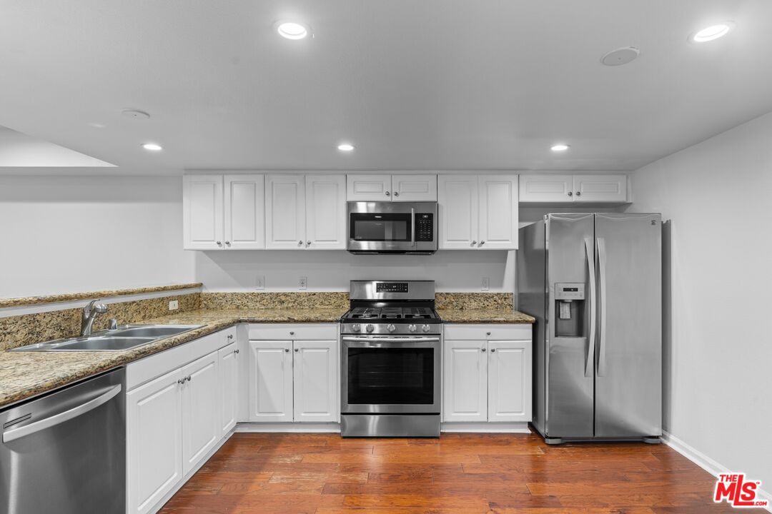 5009 Woodman Ave Unit: 310