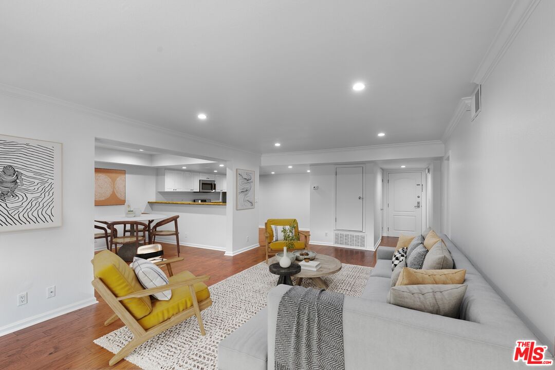 5009 Woodman Ave Unit: 310
