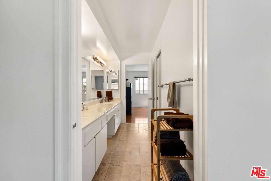 9140 Burnet Ave Unit: 1