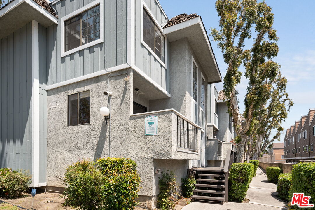 9140 Burnet Ave Unit: 1