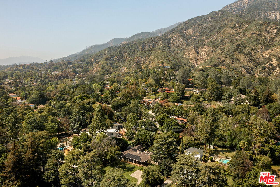 2085 E Altadena Dr