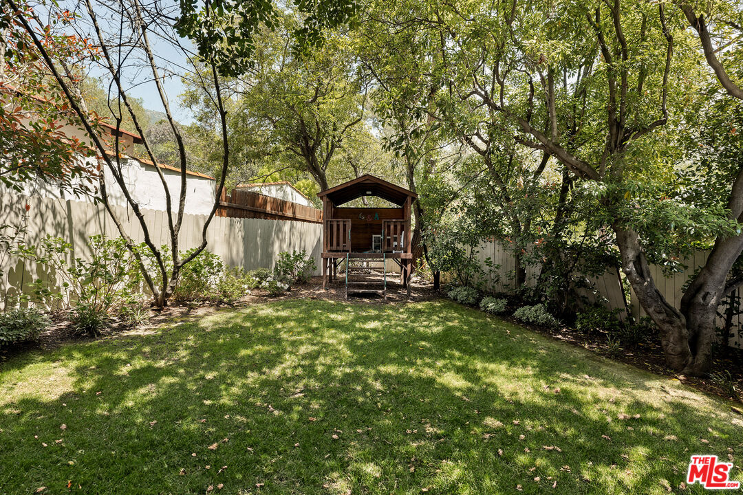 2085 E Altadena Dr