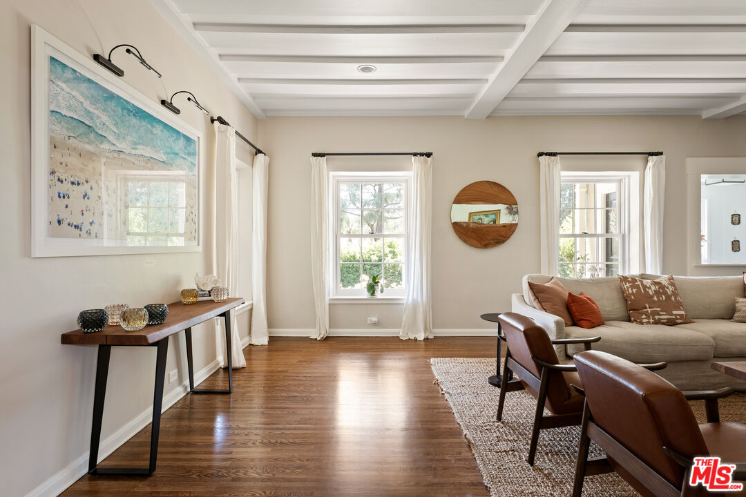 2085 E Altadena Dr