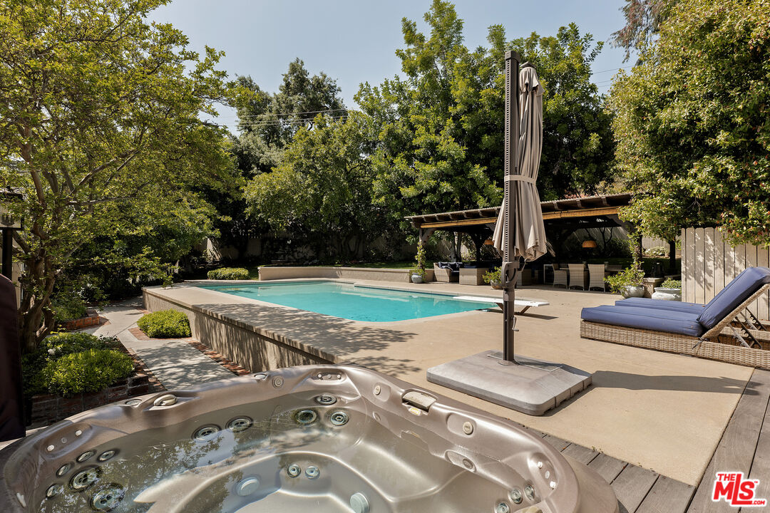 2085 E Altadena Dr