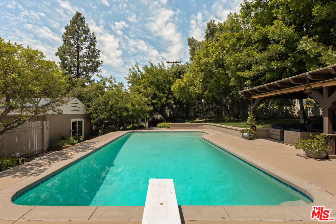 2085 E Altadena Dr
