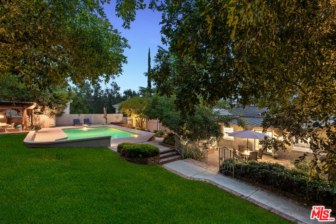 2085 E Altadena Dr