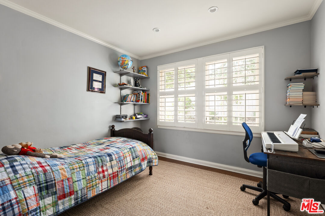 2085 E Altadena Dr