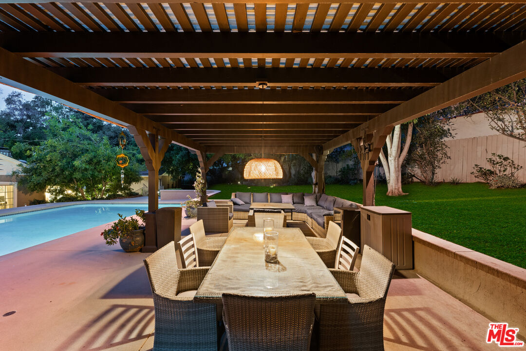 2085 E Altadena Dr