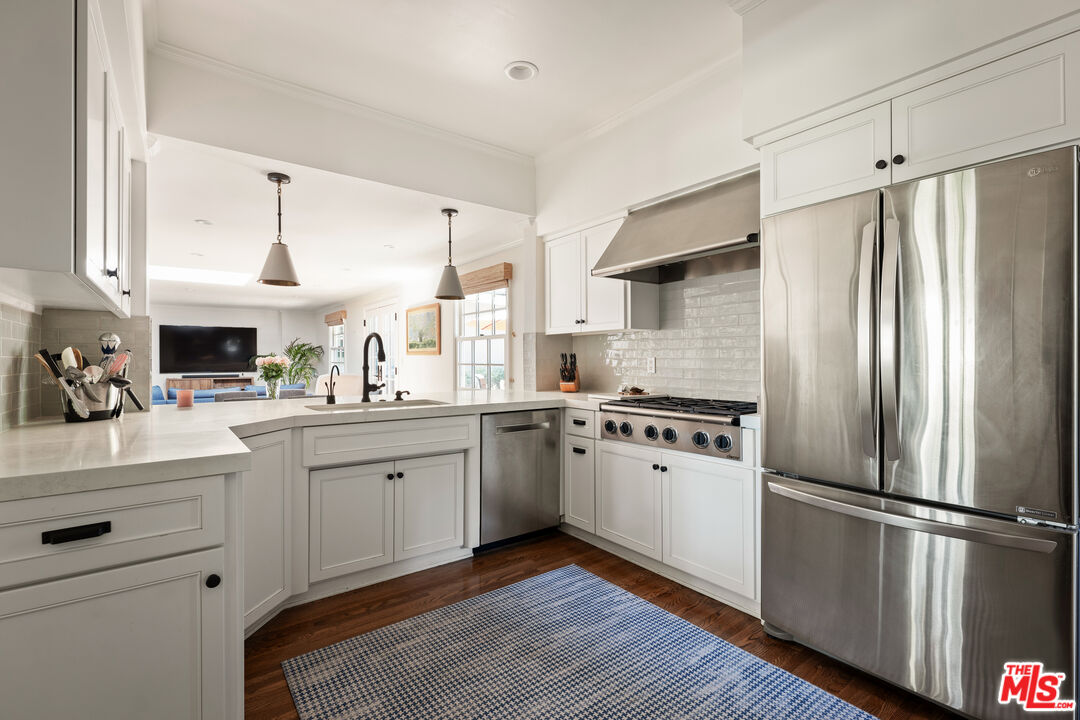 2085 E Altadena Dr