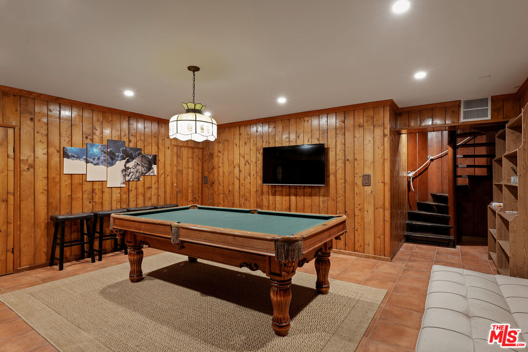 2085 E Altadena Dr