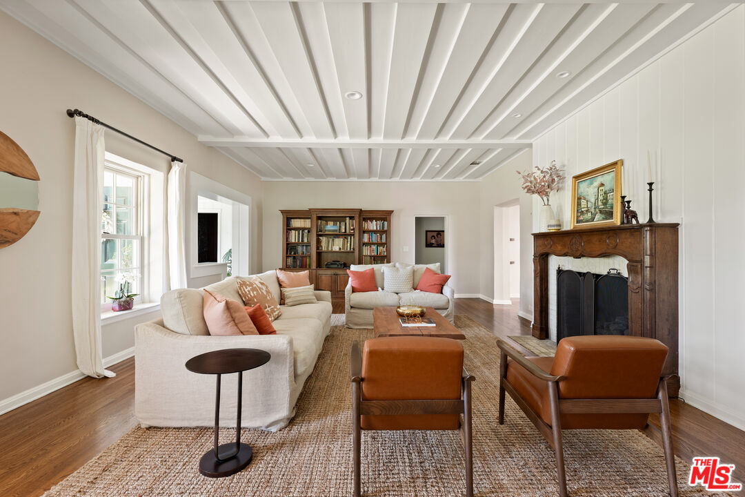 2085 E Altadena Dr