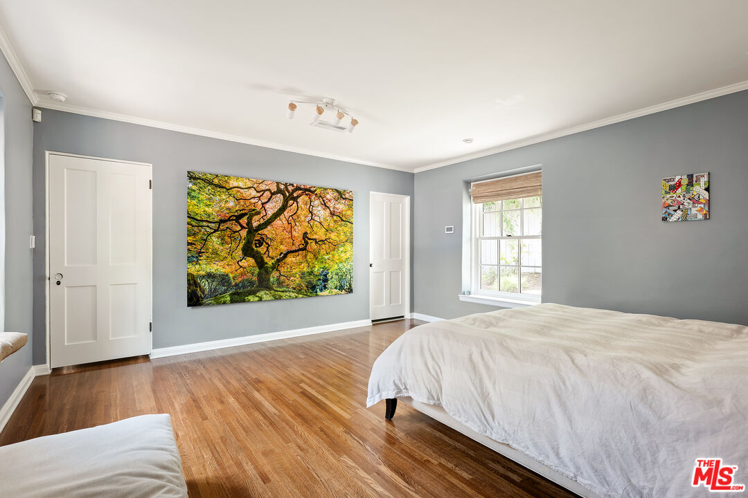 2085 E Altadena Dr