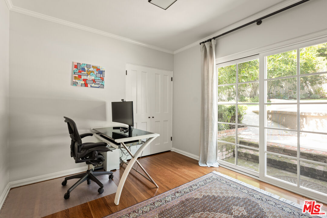 2085 E Altadena Dr