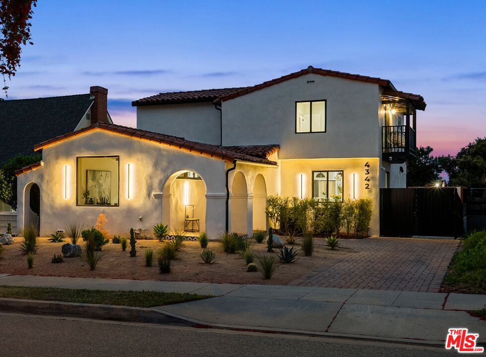 4342 Angeles Vista Blvd