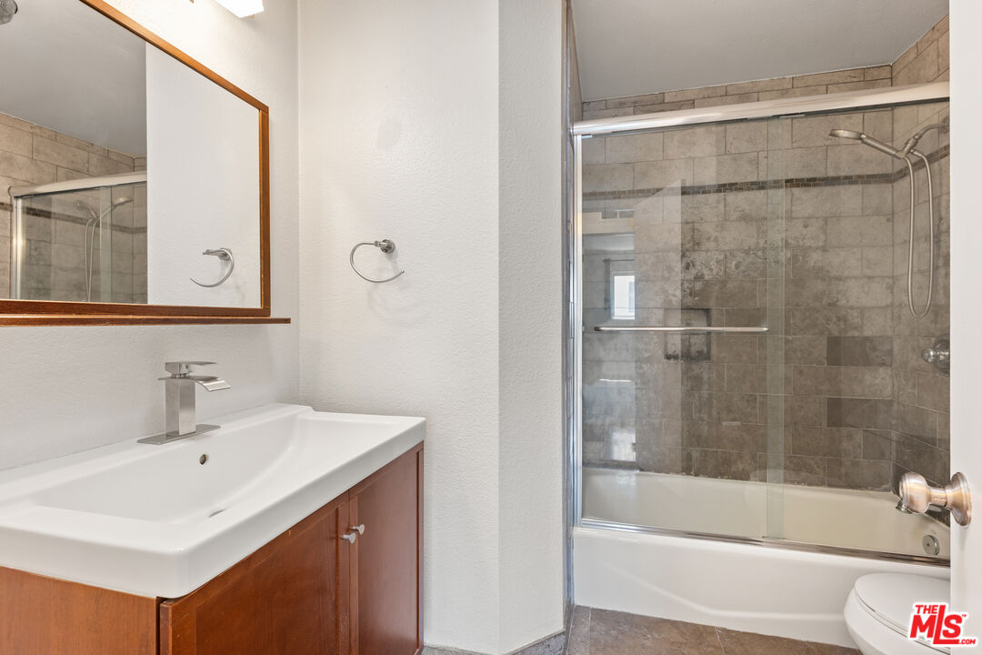 3131 S Canfield Ave Unit: 209