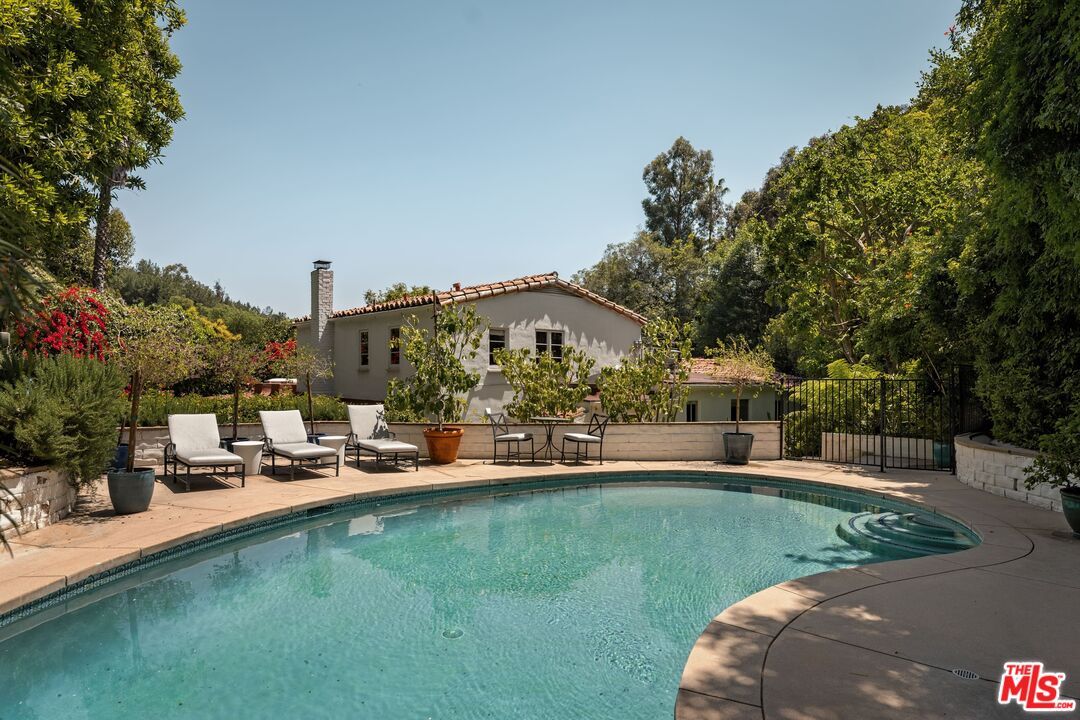 2520 Outpost Dr