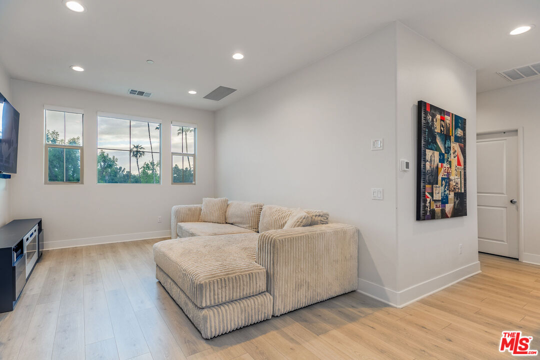 11261 N Adobe Ln
