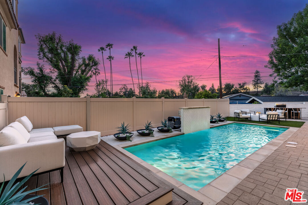 11261 N Adobe Ln