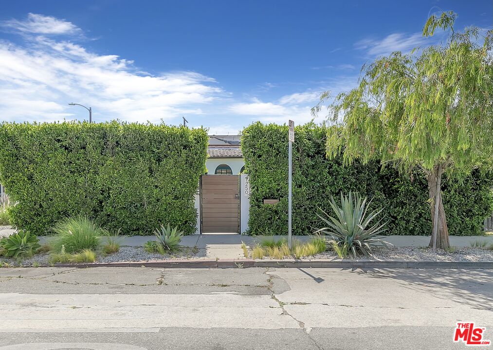 4546 Dockweiler St