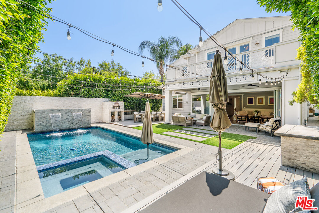 5002 Noble Ave