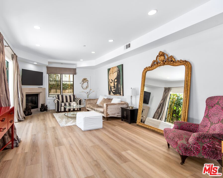 718 N Croft Ave Unit: 103
