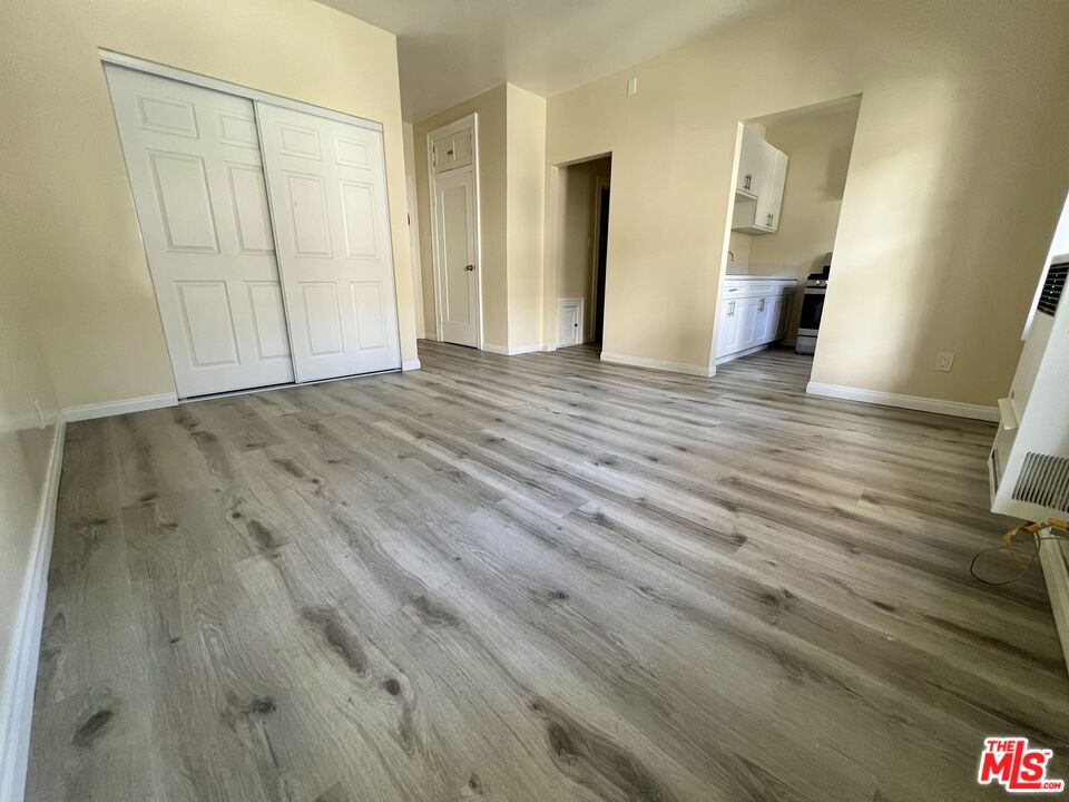946 S Burlington Ave Unit: 208