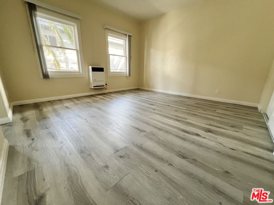 946 S Burlington Ave Unit: 208