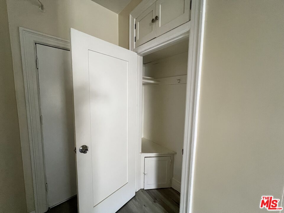 946 S Burlington Ave Unit: 208