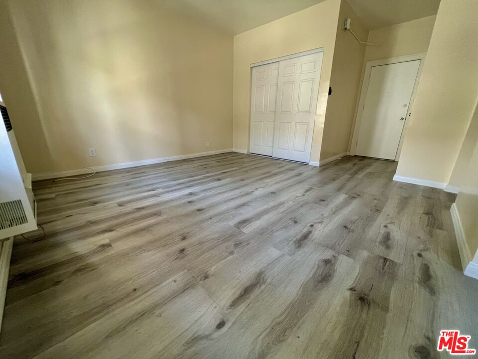946 S Burlington Ave Unit: 208