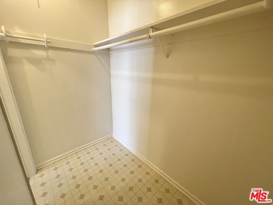 1603 Granville Ave Unit: 5