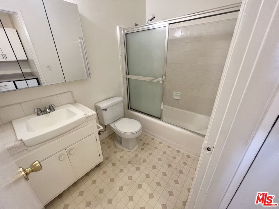 1603 Granville Ave Unit: 5