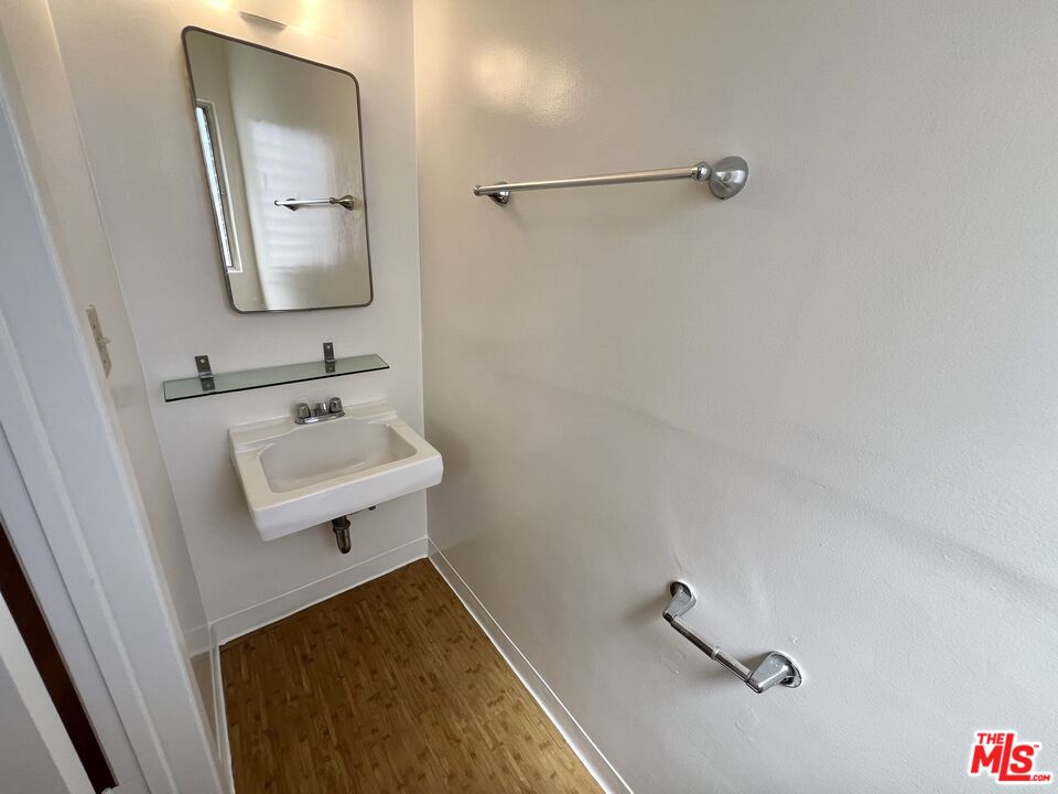 1603 Granville Ave Unit: 4