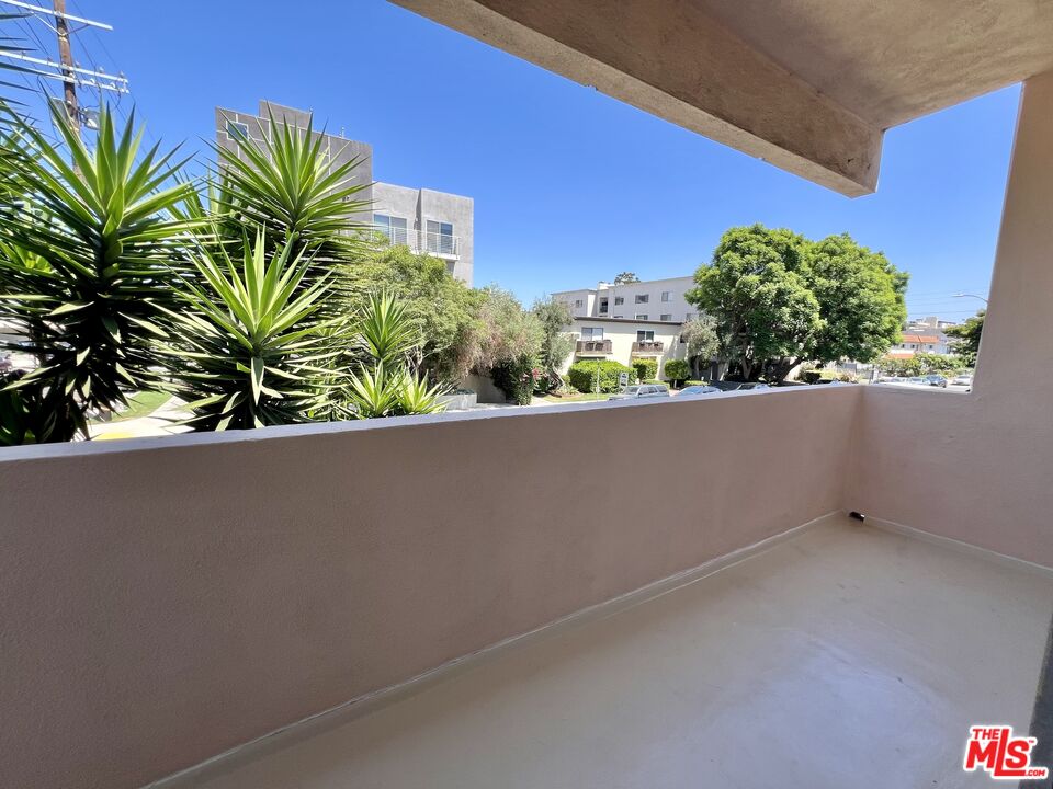 1603 Granville Ave Unit: 4