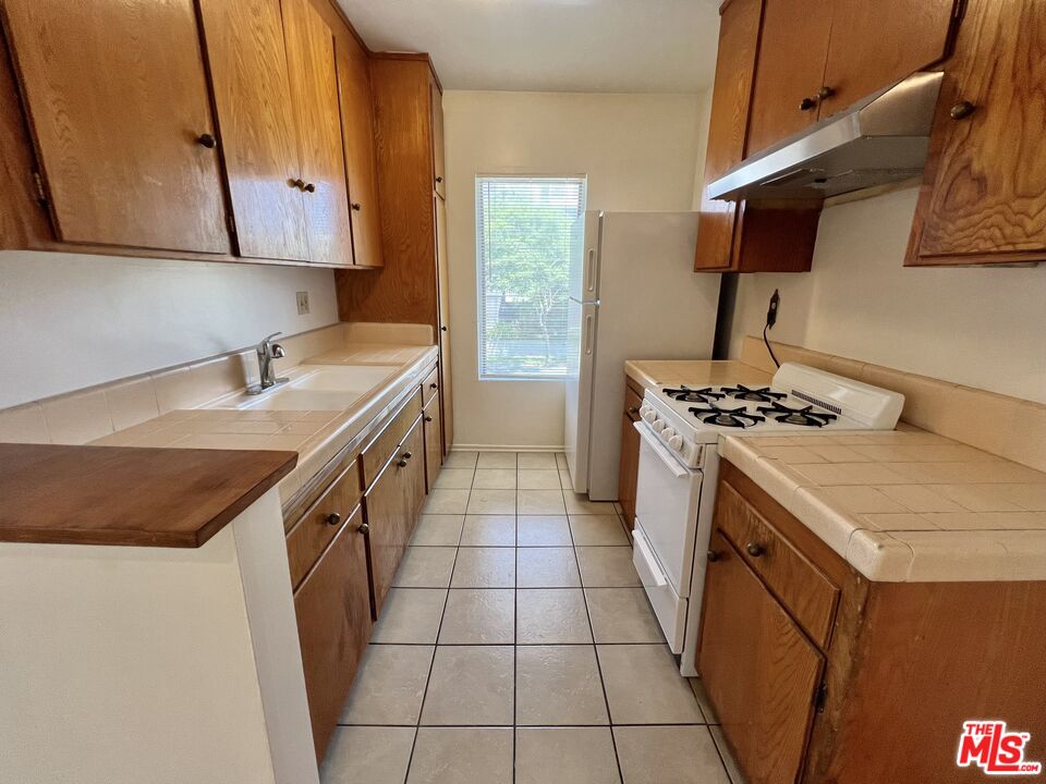1603 Granville Ave Unit: 4