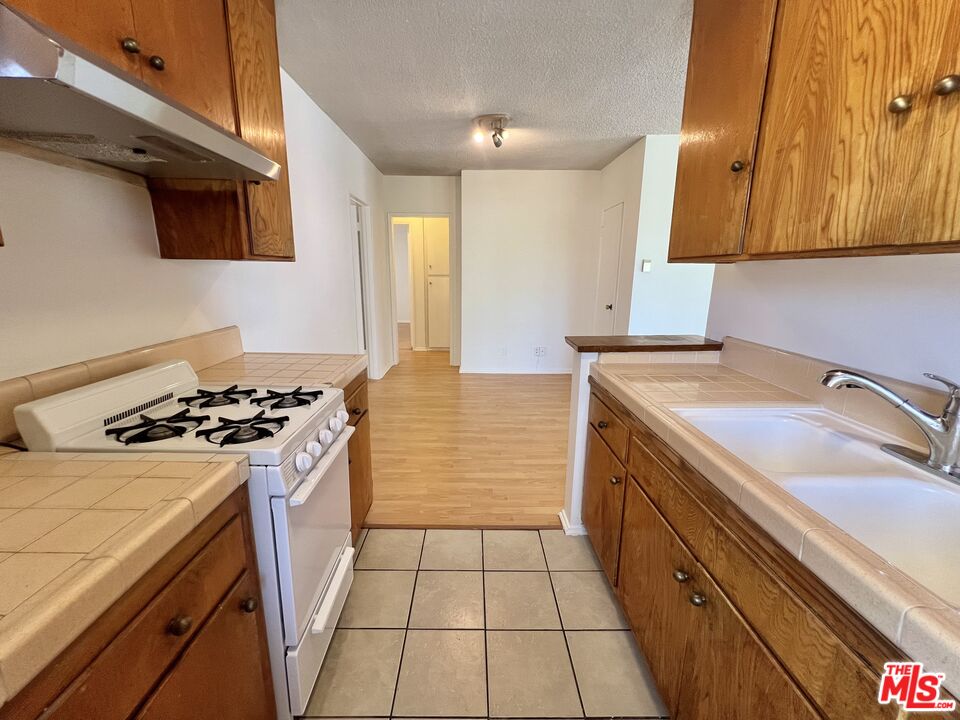 1603 Granville Ave Unit: 4