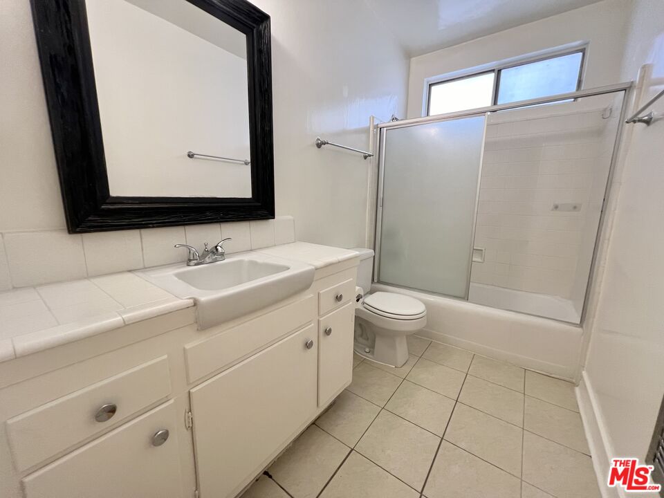 1603 Granville Ave Unit: 4