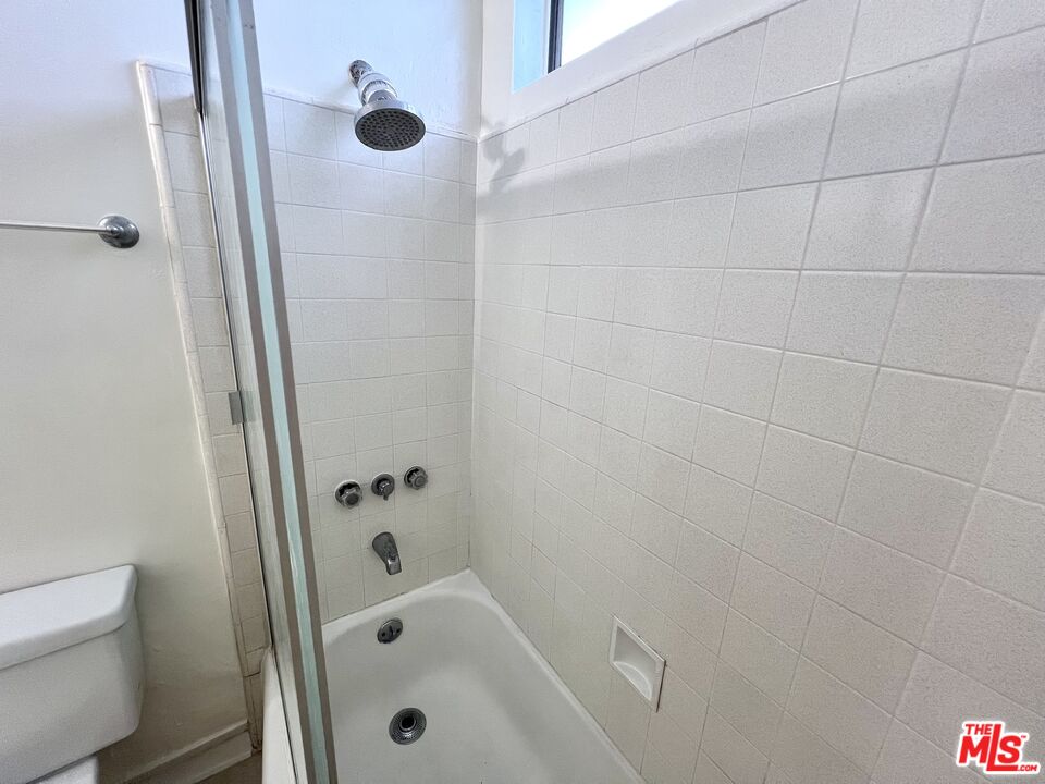 1603 Granville Ave Unit: 4