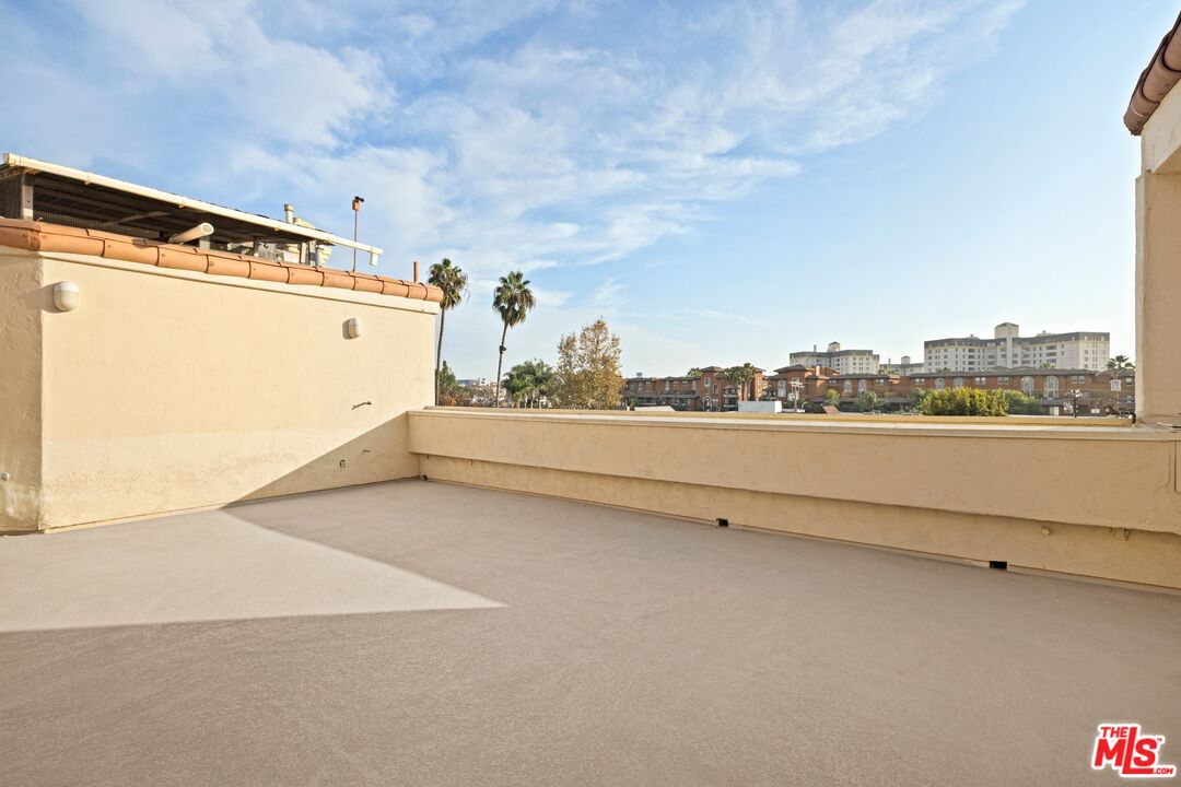 211 S Poinsettia Pl Unit: Penthouse