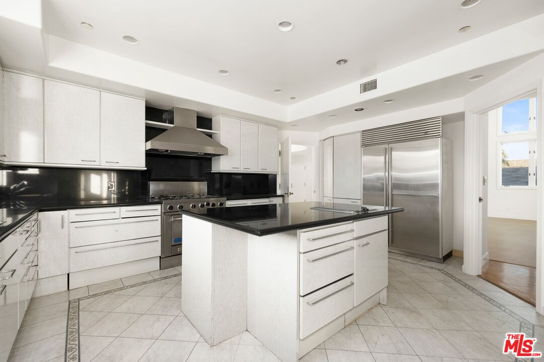 211 S Poinsettia Pl Unit: Penthouse