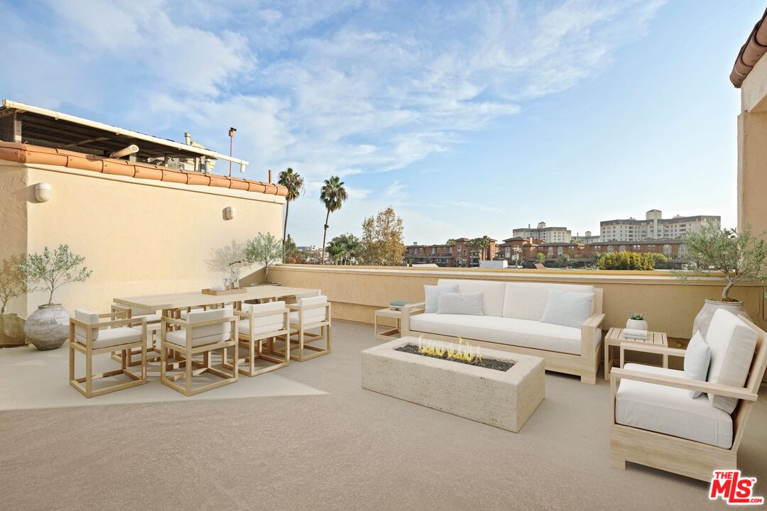 211 S Poinsettia Pl Unit: Penthouse