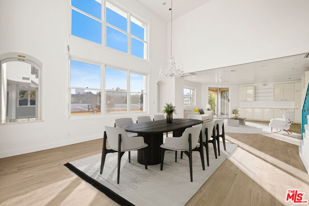 211 S Poinsettia Pl Unit: Penthouse