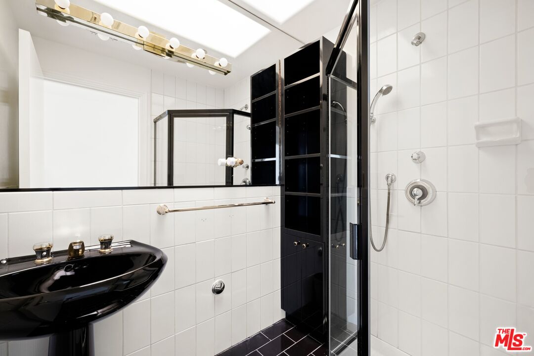 211 S Poinsettia Pl Unit: Penthouse