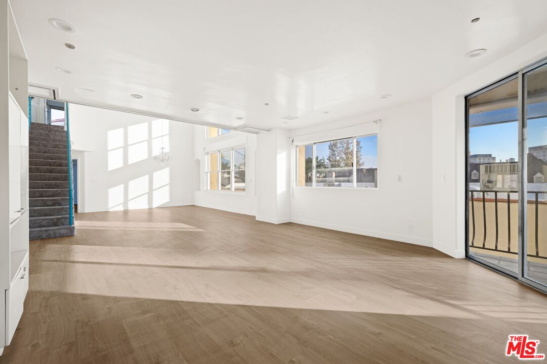 211 S Poinsettia Pl Unit: Penthouse