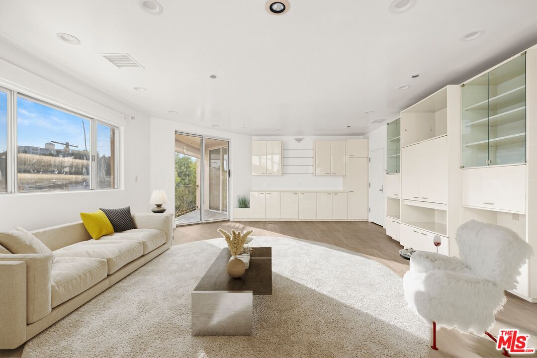 211 S Poinsettia Pl Unit: Penthouse